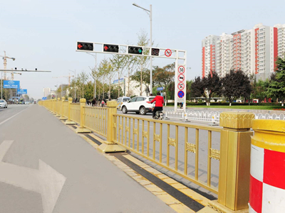 金色道路護欄